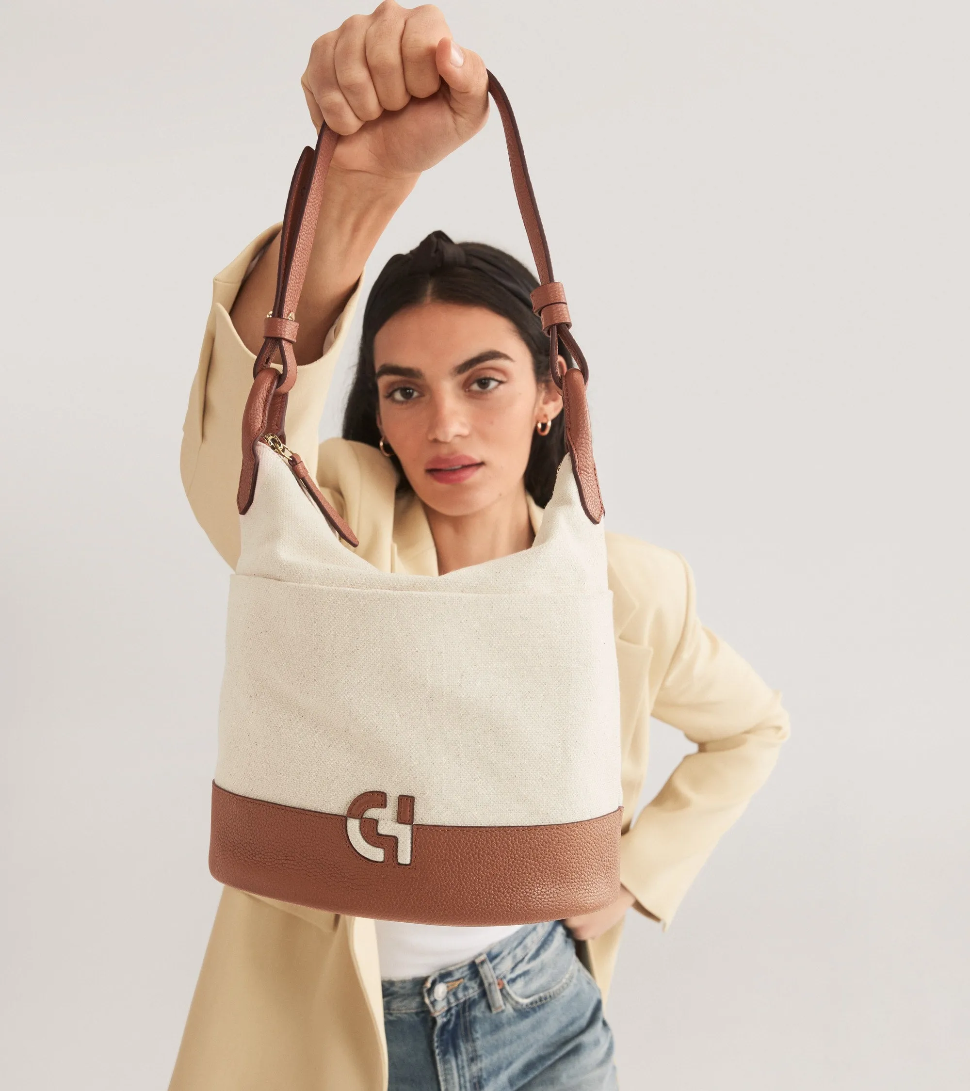 Сумка Essential Soft Bucket Bag